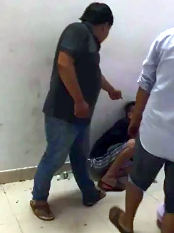 Thiếu niên bị hai thanh niên đánh đập trong tiệm game bắn cá ở huyện Hóc Môn, TP.HCM. Ảnh cắt từ clip